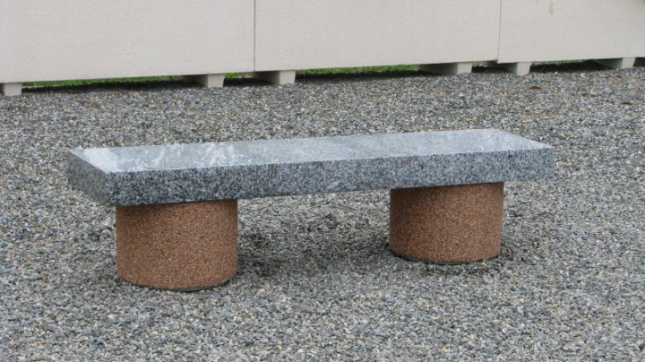Banquette béton Luna pieds gravillons lame granit